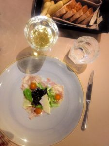 Carpaccio di Coppa con puntarelle e datteri gialli