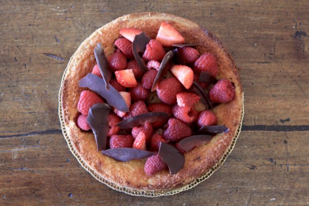 Crostata frangipane con lamponi e scaglie di cioccolato